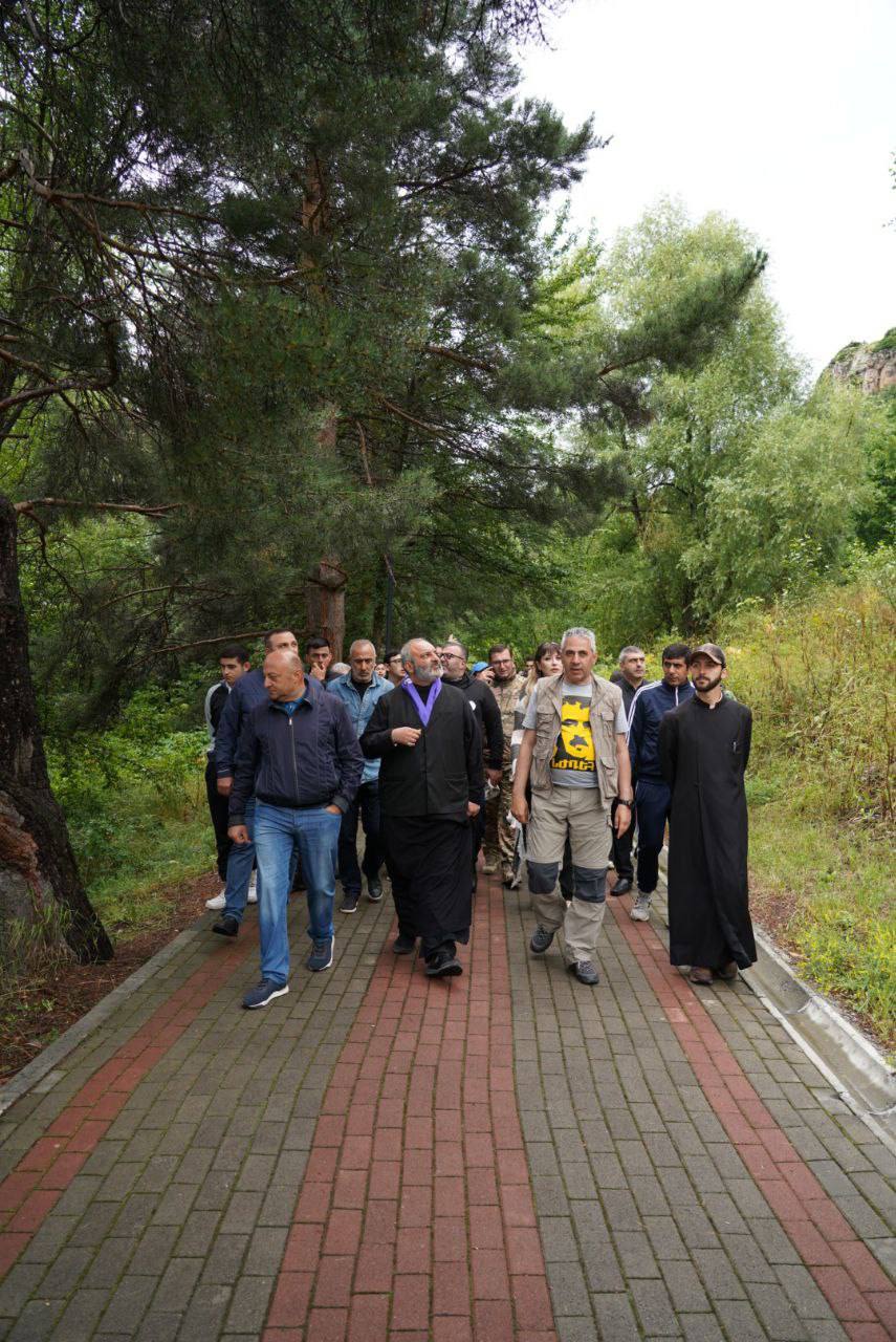 Բագրատ Սրբազանը ծանոթանում է Ջերմուկի շուրջը ստեղծված իրավիճակին, զրուցում բնակիչների հետ