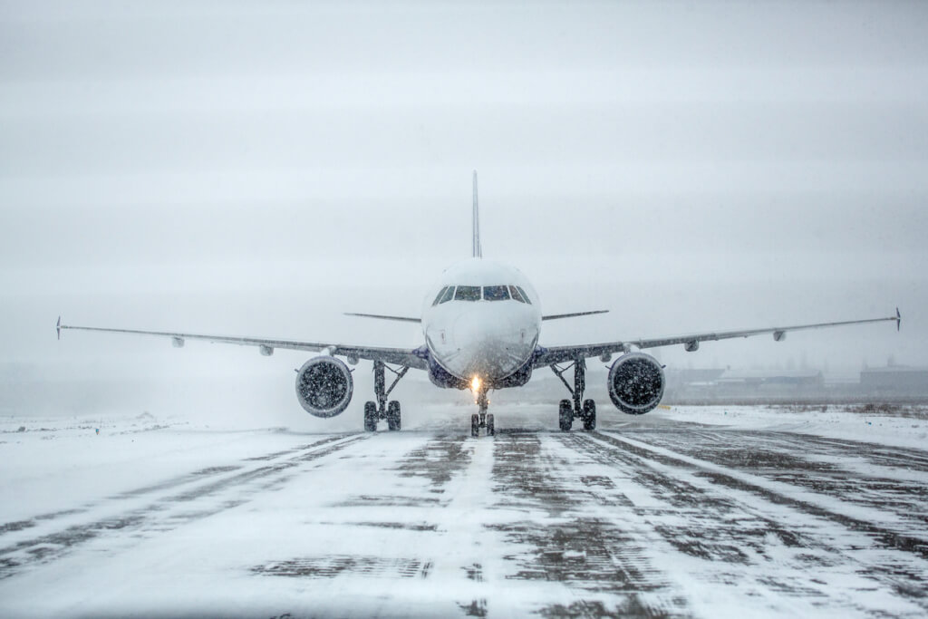 Продолжающийся вторые сутки снегопад не отразился на работе аэропорта «Звартноц»