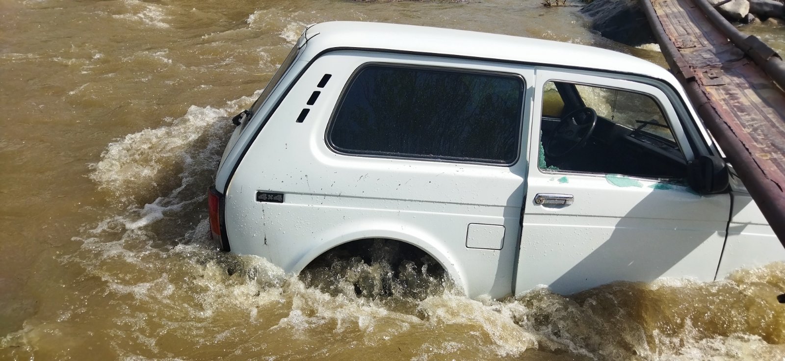 Ավտոմեքենան Վեդի գետի միջնամասում արգելափակվել են. օգնել են փրկարարները (տեսանյութ)