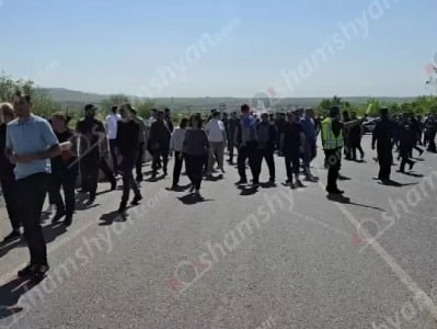 Մի քանի գյուղերի բնակիչներ, ի նշան բողոքի, փակել են Երևան-Գյումրի ճանապարհը