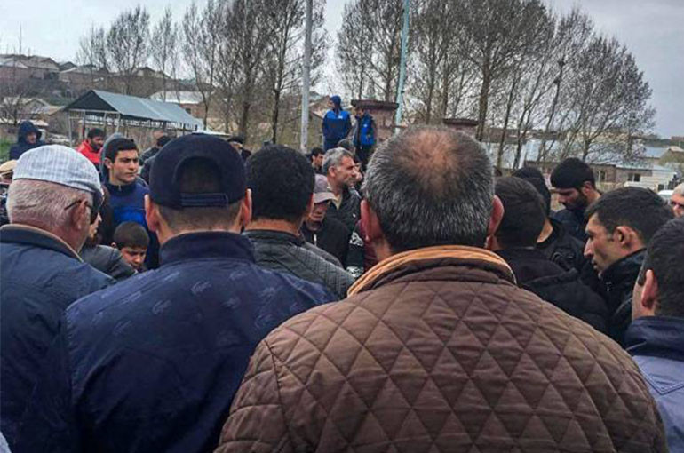 Զինծառայողների ծնողներն ու հարազատները շարունակում են փակ պահել Գյումրի-Երևան մայրուղին