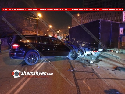 Խոշոր ավտովթար Երևանում. Չարենցի փողոցում բախվել են Mercedes-ն ու բեռնատար ГАЗель-ը