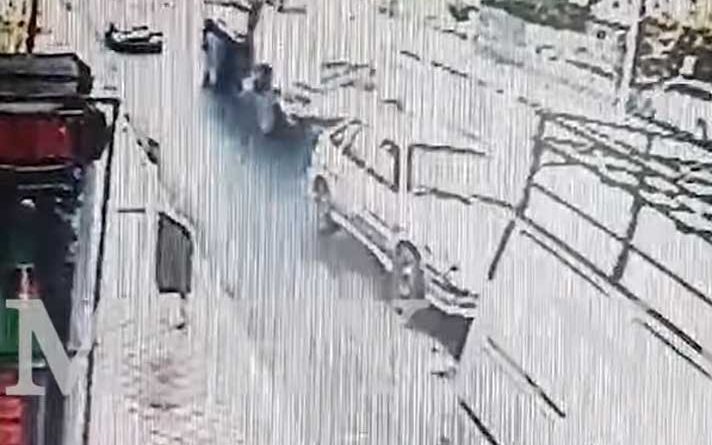 Բացառիկ տեսանյութ․ տեսախցիկն արձանագրել է՝ ինչպես է Զվարթնոց տաճարի մոտ «Կռազ»-ը մետաղե ջարդոնի վերածում «ՎԱԶ 21014»-ը