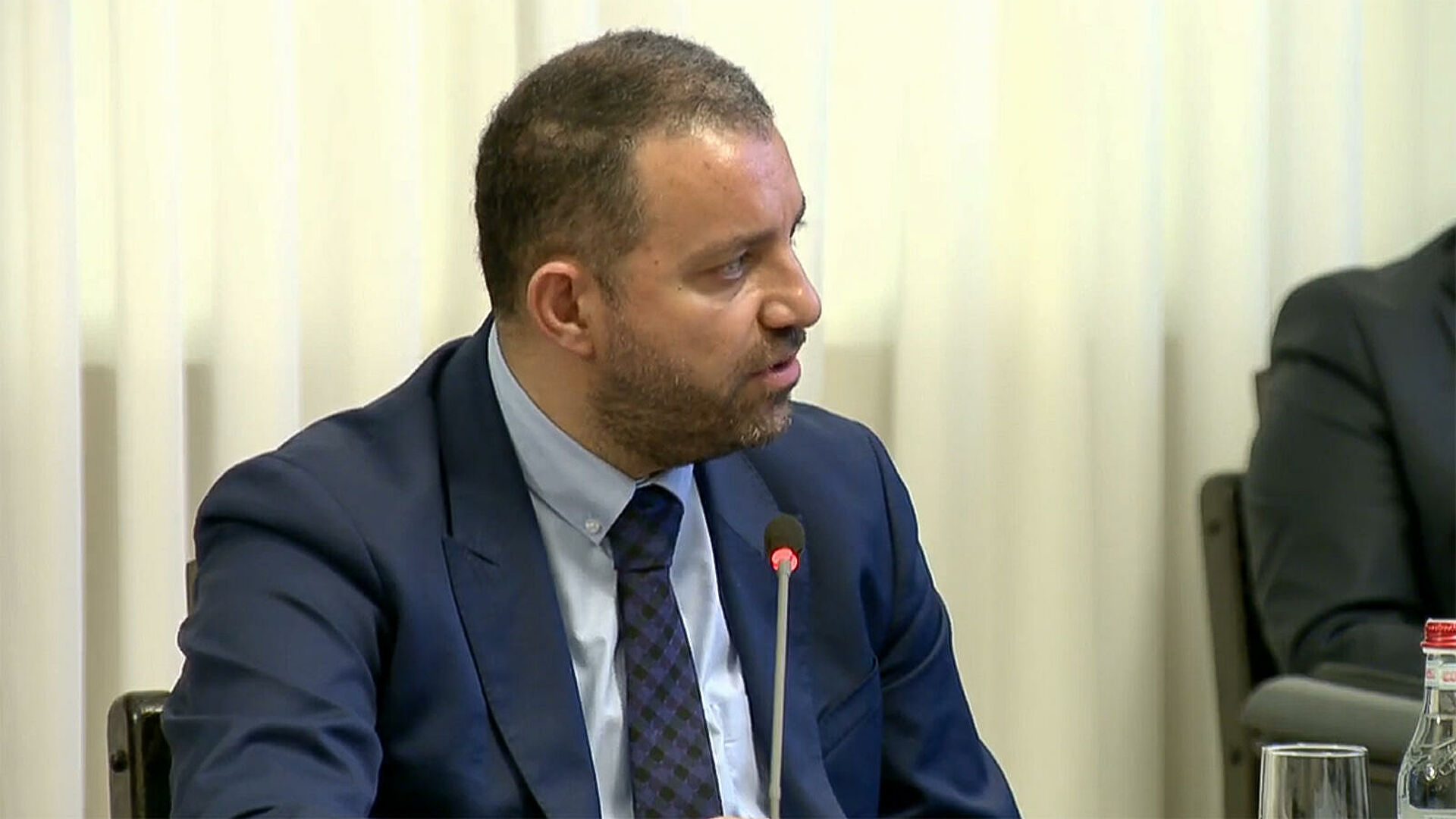 Ես ձեզ համար ցուցակ չեմ կազմում. անգրագետ հարցեր ես տալիս. Վահան Քերոբյանը՝ լրագրողին