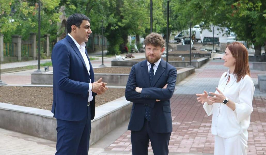 ՀՀ-ում ֆրանսիայի դեսպանը Գորիսի քաղաքապետ Առուշ Առուշանյանի հետ շրջել է քաղաքում