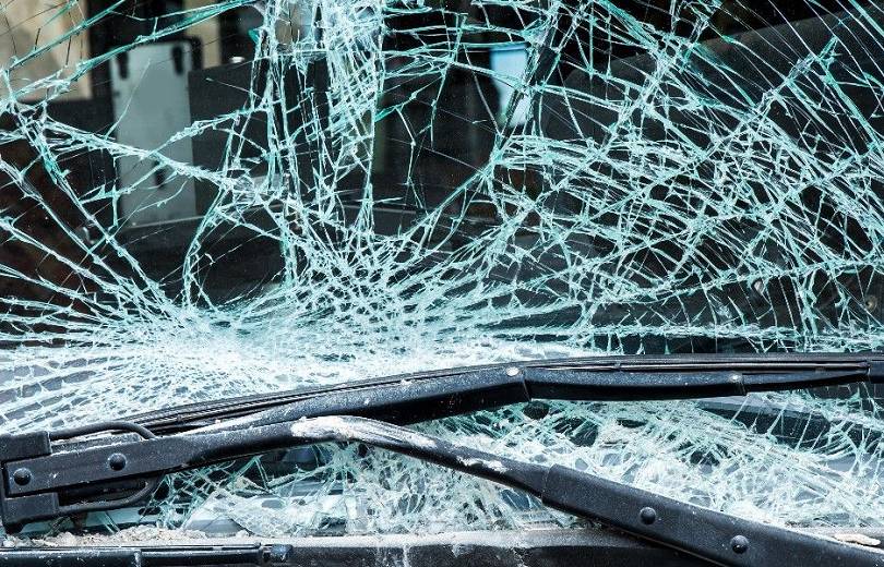 Մեքենան բախվել է ռեստորանի դարպասներին. կին վարորդը մահացել է