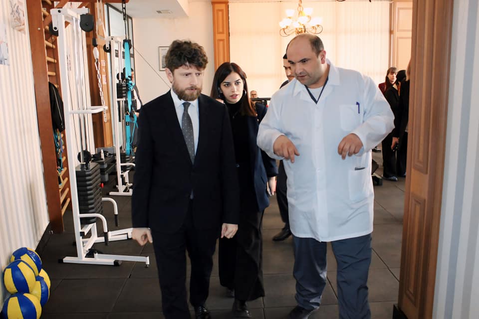 Ֆրանսիայի դեսպանն այցելել է Վանաձորի բժշկական կենտրոն, ծանոթացել վերականգնողական կենտրոնի հնարավորություններին