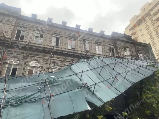 Երևանում վերակառուցվող պատմամշակութային շենքի վրայից երկաթե ամրաններով պաշտպանիչ ցանցն ընկել է կայանված ավտոմեքենաների վրա
