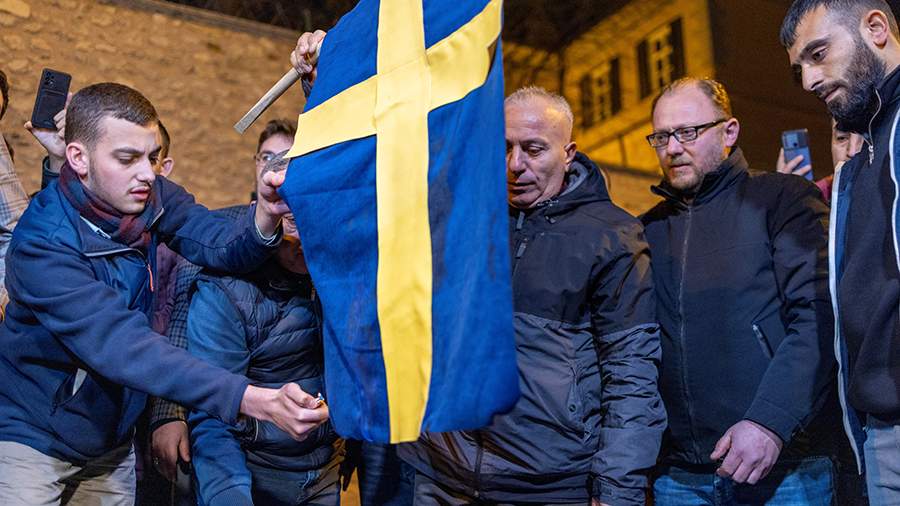 Ստամբուլի բնակիչներն այրել են Շվեդիայի դրոշը՝ ի պատասխան Ստոկհոլմում Ղուրանն այրելու