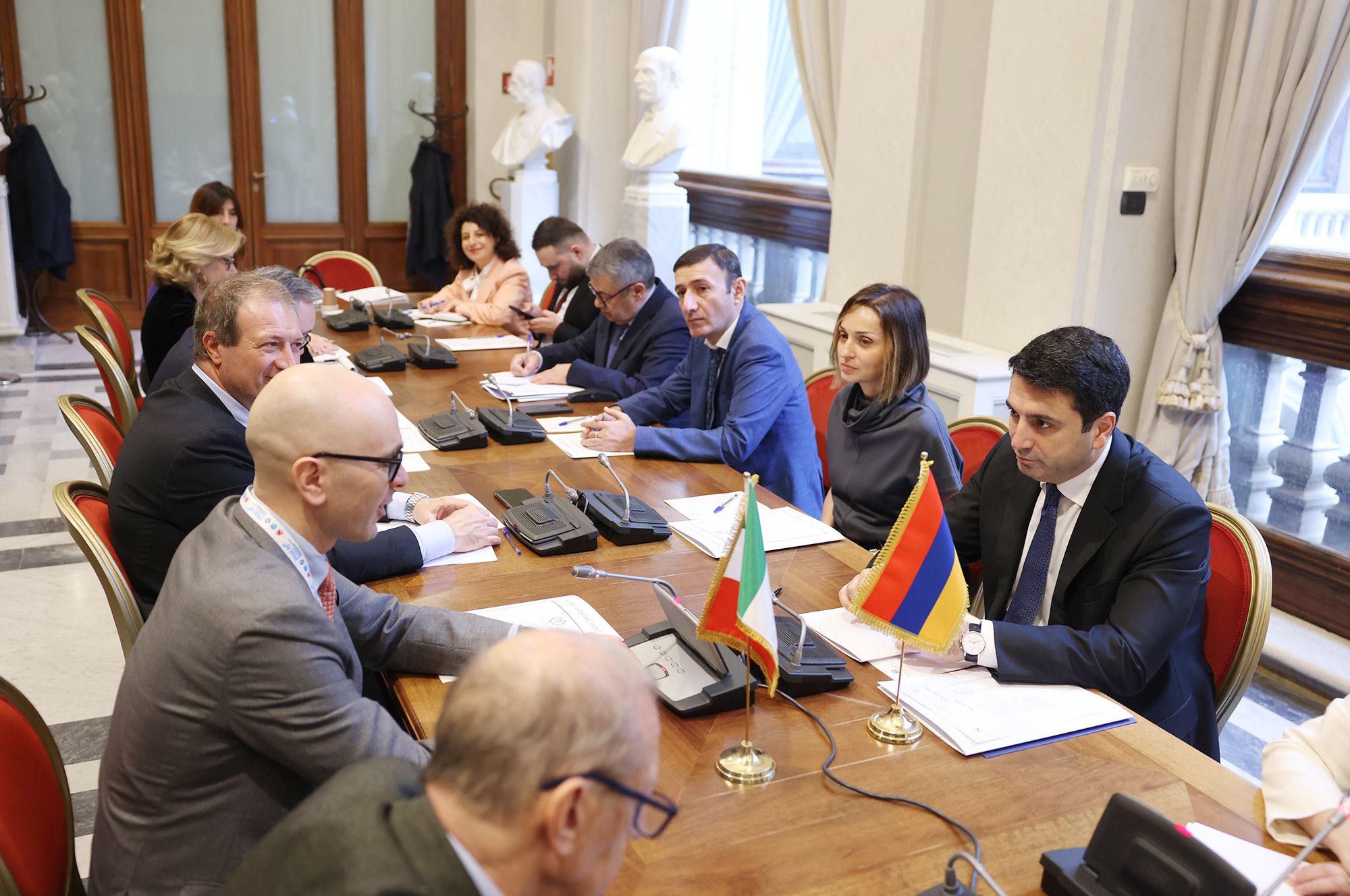 Ալեն Սիմոնյանը հանդիպել է Իտալիա-Հայաստան բարեկամական խմբի անդամների հետ