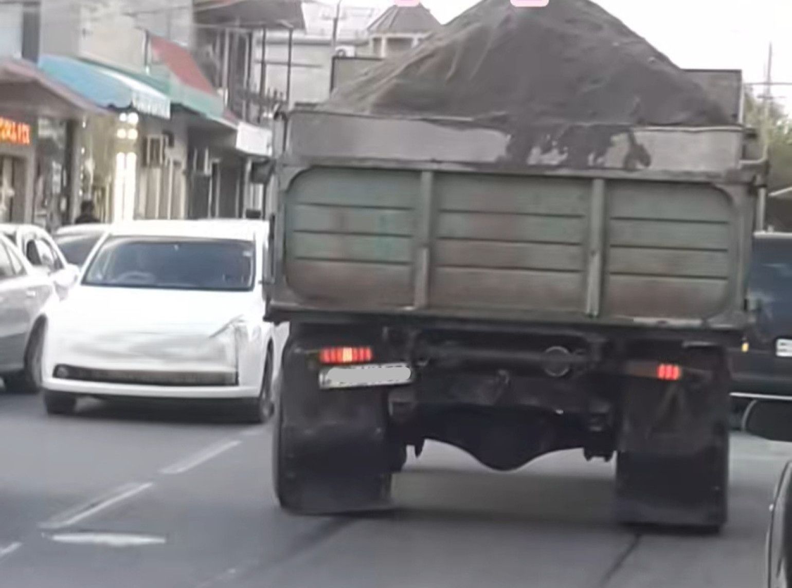Էջմիածնում առանց անթափանց ծածկոցի սորուն նյութեր տեղափոխող բեռնատարի վարորդը կտուգանվի