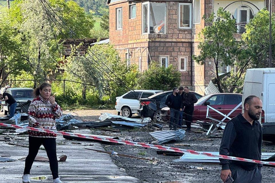 Ապարանում և Լուսագյուղում վնասվել են 43 շենք-շինությունների տանիքներ, 22 մարդատար, 3 բեռնատար ավտոմեքենաներ