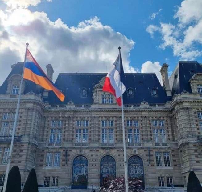 Վերսալում Ֆրանսիայի դրոշի կողքին բարձրացվել է ՀՀ դրոշը