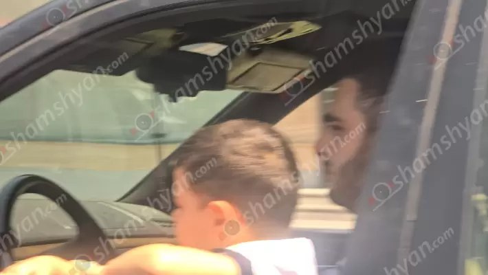 Երևանում «Mercedes»-ի վարորդը երթևեկում է առանց ամրակապվելու, երեխան՝ գրկին