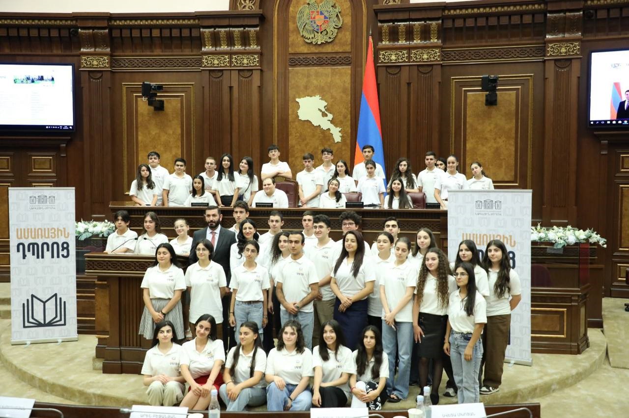 Պաշտպան Անահիտ Մանասյանը հանդիպել է Ազգային ժողովի «Ամառային դպրոց» ծրագրի մասնակից դպրոցականների հետ