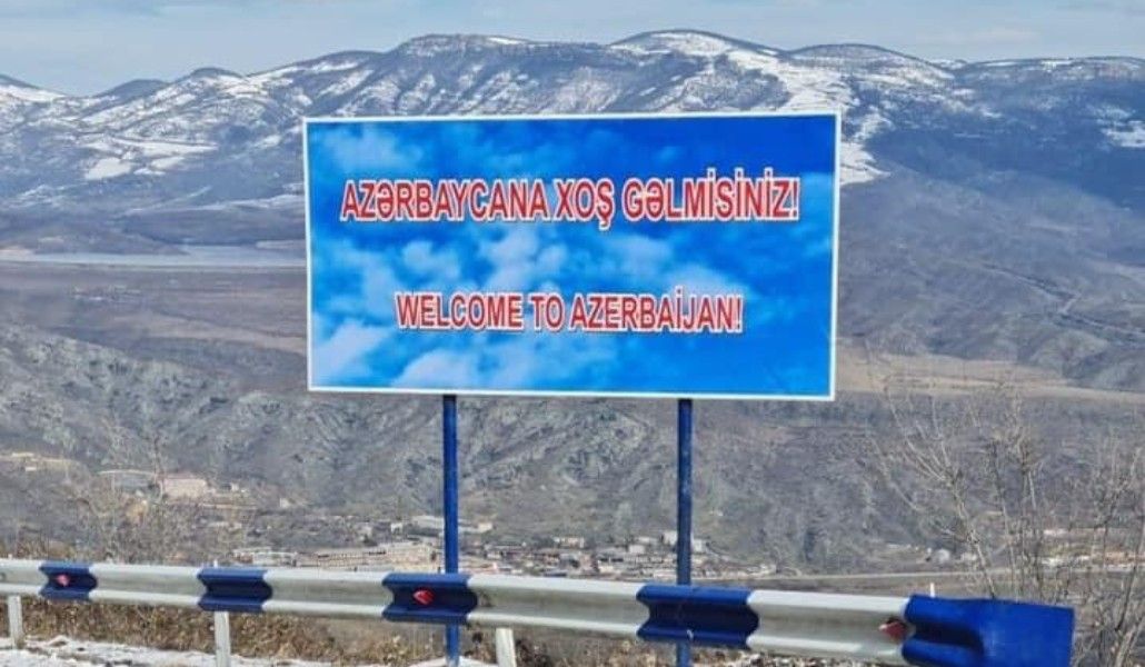 Միջհամայնքային ճանապարհին ադրբեջանցի զինվորականները տեղադրել են «Բարի գալուստ Ադրբեջան» գրառումով ցուցանակ. ՄԻՊ
