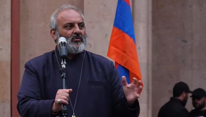 Սրբազանն ու աջակիցները Սուրբ Աննայի բակում են՝ ուղիղ