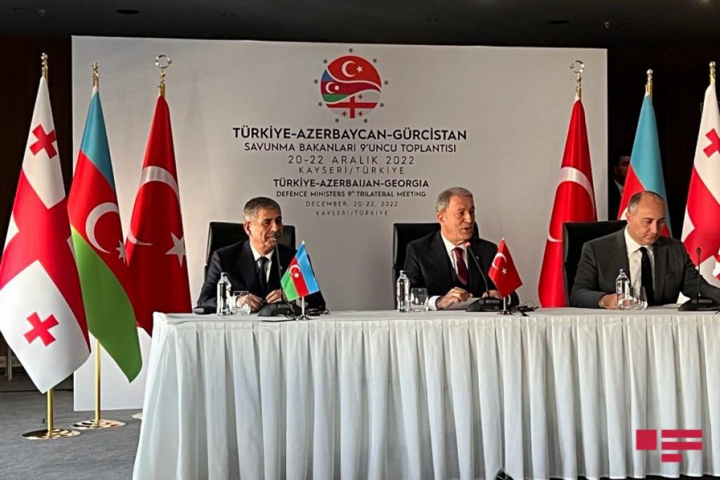 Главы Минобороны Турции заявил о протянутой Азербайджаном Армении «руке мира и дружбы»