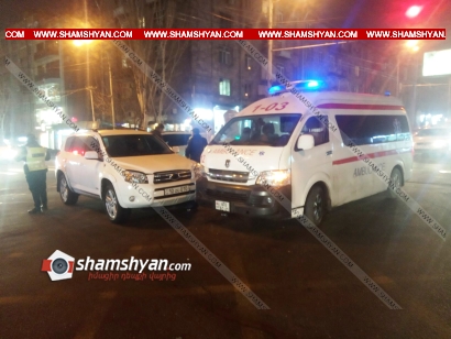 Երևանում բախվել են հիվանդի տեղափոխող շտապօգնության ավտոմեքենան ու Toyota RAV4-ը