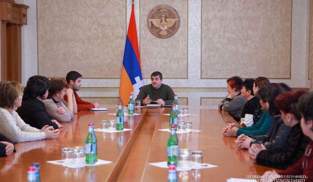 Араик Арутюнян принял группу армянских беженцев из Азербайджана