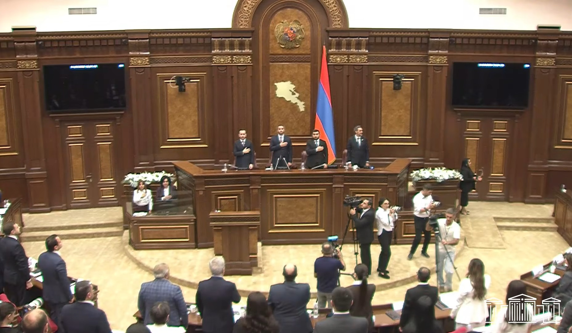 9-րդ գումարման Ազգային ժողովի երկրորդ նստաշրջանը մեկնարկեց ՀՀ պետական օրհներգի կենդանի կատարմամբ (Ուղիղ)
