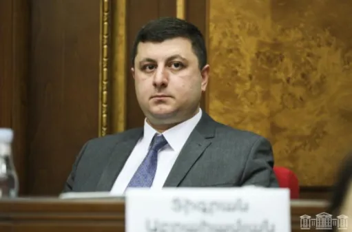 Առաջին դեպքը չէ, երբ ԱԺ ամբիոնից իշխող ուժի ղեկավարը «նամյոկներ» է անում կոնկրետ անձի մասով