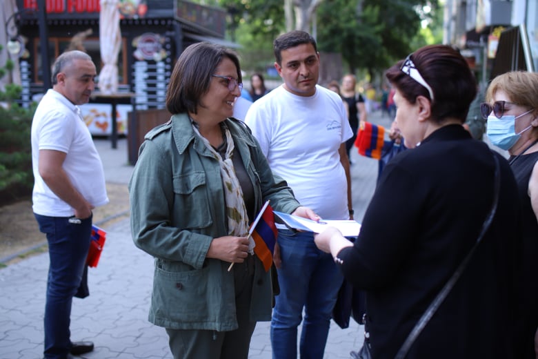 «Չթողնեք, որ մեր փոխարեն որոշեն մեր զավակների ապագան». «5165» շարժման առաջնորդ Կարին Տոնոյանի անունից նամակներ բաժանվեցին կանանց
