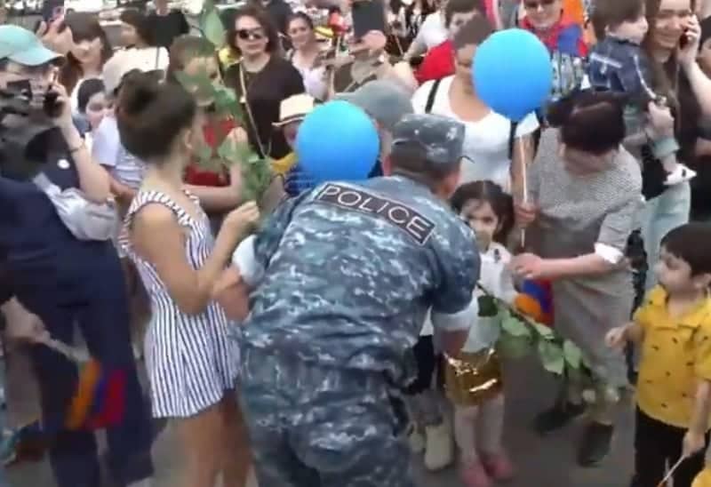Ոստիկանության ծառայողները երթի մասնակից երեխաներին ծաղիկներ են նվիրում (տեսանյութ)