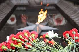 Հայրենիքի պաշտպանի օրվա առթիվ Երեւանում ծաղիկներ դրեցին «Հավերժական կրակի» մոտ
