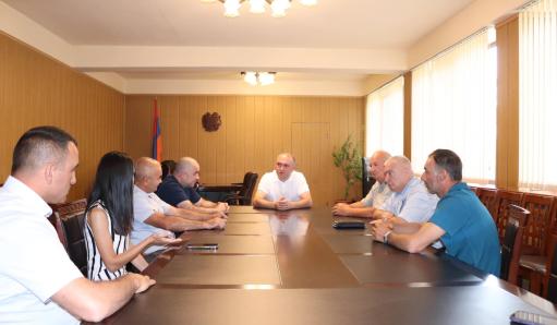 Արարատի մարզպետը լսել է արցախցիների մտահոգությունները, խոստացել աջակցել խնդիրների լուծման գործում