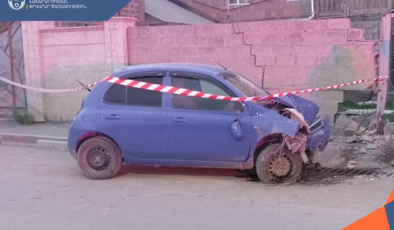 Արարատի մարզում «Nissan March»-ը բшխվել է տան դարպասին, ապա քարե պատնեշին․ կա վիրավnր
