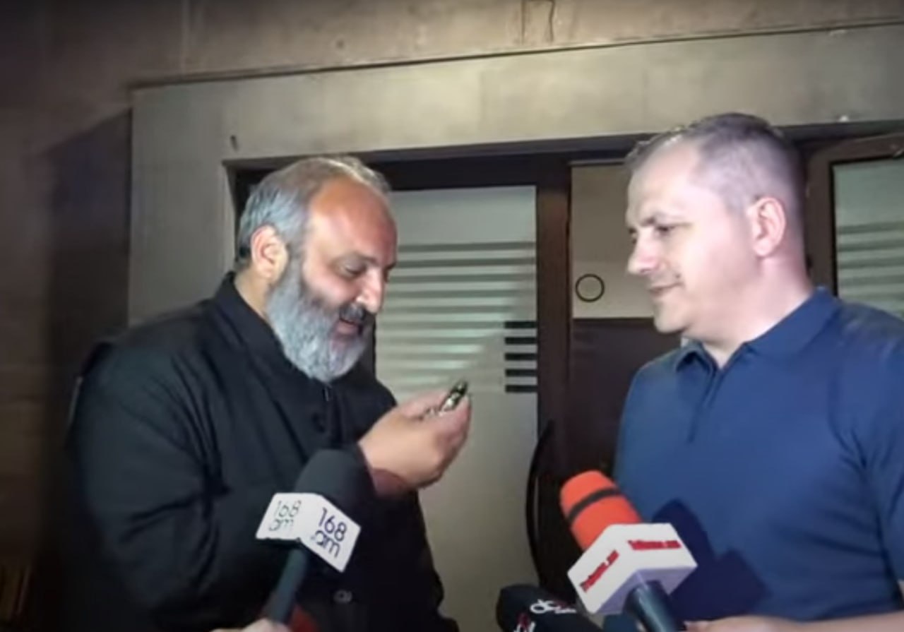 Բագրատ Սրբազանն իր ավտոմեքենան նվիրեց ԱՀ նախագահին (տեսանյութ)