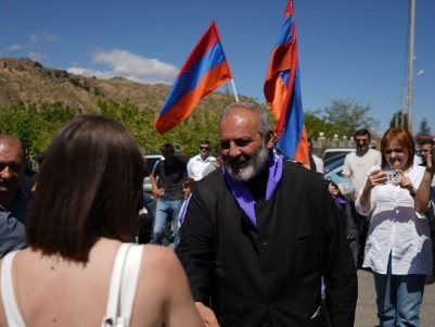 Սյունիք այցելելու ճանապարհին Բագրատ Սրբազանը Սուրբ Տրդատ Եկեղեցում հանդիպել է քաղաքացիների հետ