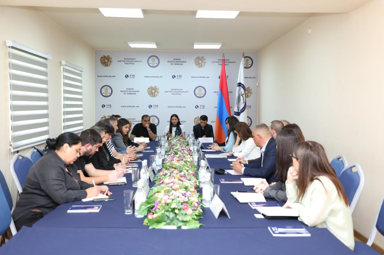 Մարդու իրավունքների պաշտպանը հանդիպել է անհայտ կորած անձանց հարազատներին   