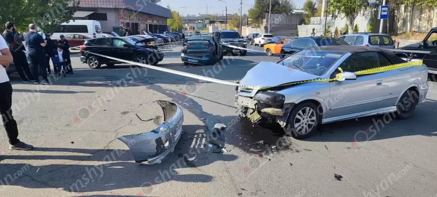 Ավտովթար Երևանում․ բախվել են «Toyota Rav 4»-ը, «Mitsubishi»-ն և «Opel»-ը․ 2 վիրավորներից մեկն անչափահաս է