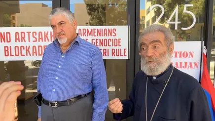 Օրհասական պահ է. Պարգև սրբազանը և այլ հայեր բողոքի ակցիա են անում Ադամ Շիֆի գրասենյակի մոտ