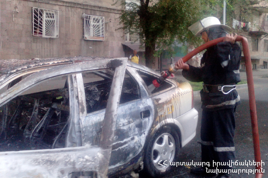 Գյումրիի Վարդանանց հրապարակում գտնվող ավտոմեքենայում հրդեհ է բռնկվել