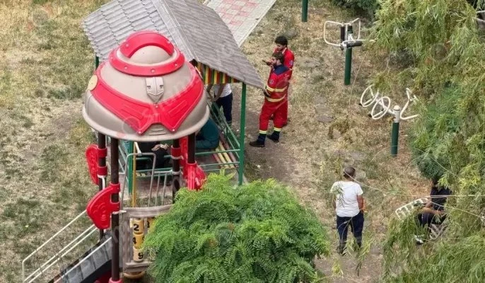 Երևանում քաղաքացիները, համայնքային ոստիկանները, փրկարարները, պարեկներն ու բժիշկները փրկել են երիտասարդ աղջկան, որը սպառնում էր դիմել ծայրահեղ միջոցի