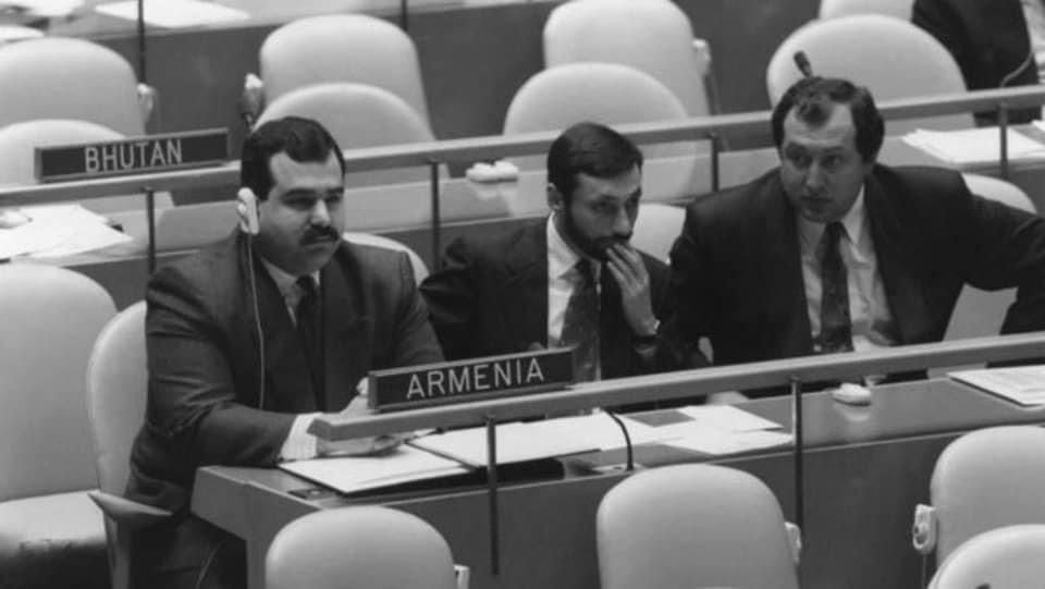 1992թ. մարտի 2-ին Նյու Յորքում՝ ՄԱԿ-ի կենտրոնակայանում, բարձրացվեց Հայաստանի նորանկախ հանրապետության եռագույնը. Արմեն Սարգսյան