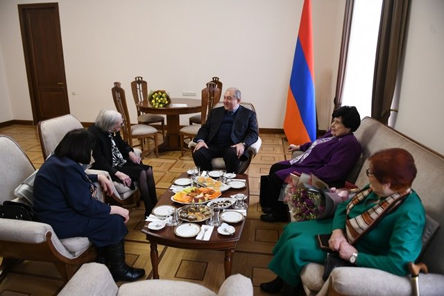 Արմեն Սարգսյանը Կանանց տոնին ընդառաջ հյուրընկալել է վաստակաշատ հայուհիների