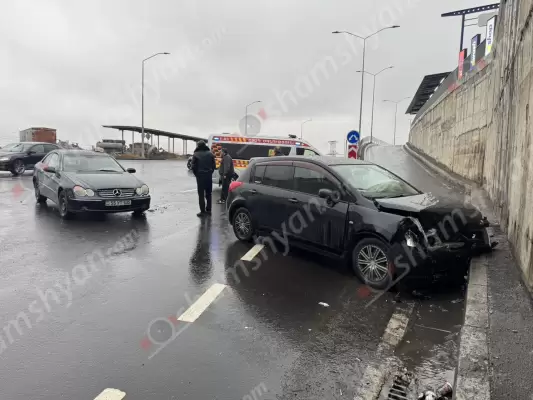 «Հյուսիս-հարավ» ավտոճանապարհի դեռևս շահագործման չհանձնված հատվածում բախվել են «Mercedes»-ը և «Nissan Tiida»-ն․ վերջինս բախվել է բետոնե արգելապատնեշին․ կա 4 վիրավոր