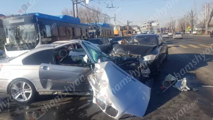 Ավտովթար Երևանում. «Եռաբլուր» զինվորական պանթեոնի դիմաց բախվել են Mercedes G, Mercedes S-Class և BMW մակնիշի ավտոմեքենաները