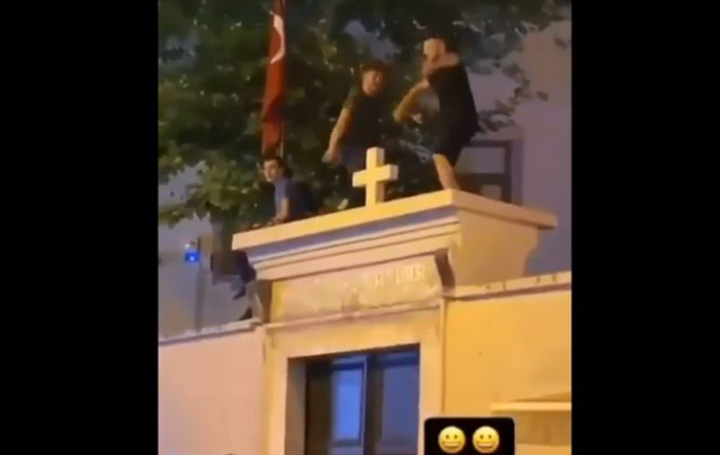 Ստամբուլում ձերբակալել են հայկական եկեղեցու պատի վրա պարող տղամարդկանց