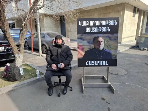 Լևիկ Խաչատրյանը ՄԱԿ-ի գրասենյակի դիմաց անժամկետ հացադուլ է հայտարարել