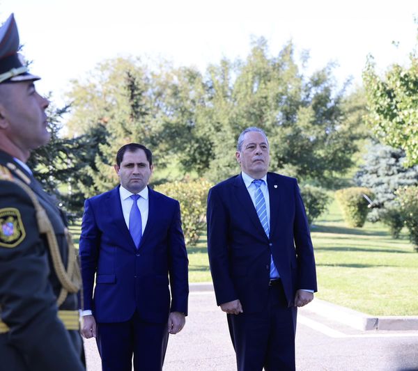 ՊՆ վարչական համալիրում տեղի է ունեցել Վասիլիս Պալմասի դիմավորման հանդիսավոր արարողություն