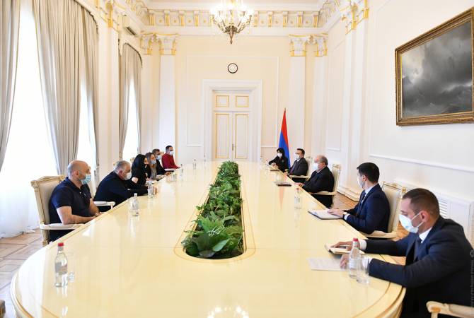 Արմեն Սարգսյանն ընդունել է «Զինվորի ծնող» նախաձեռնության մի խումբ ներկայացուցիչների