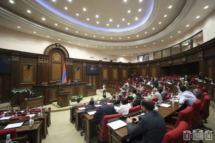 Իշխանությունն արտահերթ նիստերով փորձելու է ընդունել աղմկահարույց նախագծերը. «Հրապարակ»