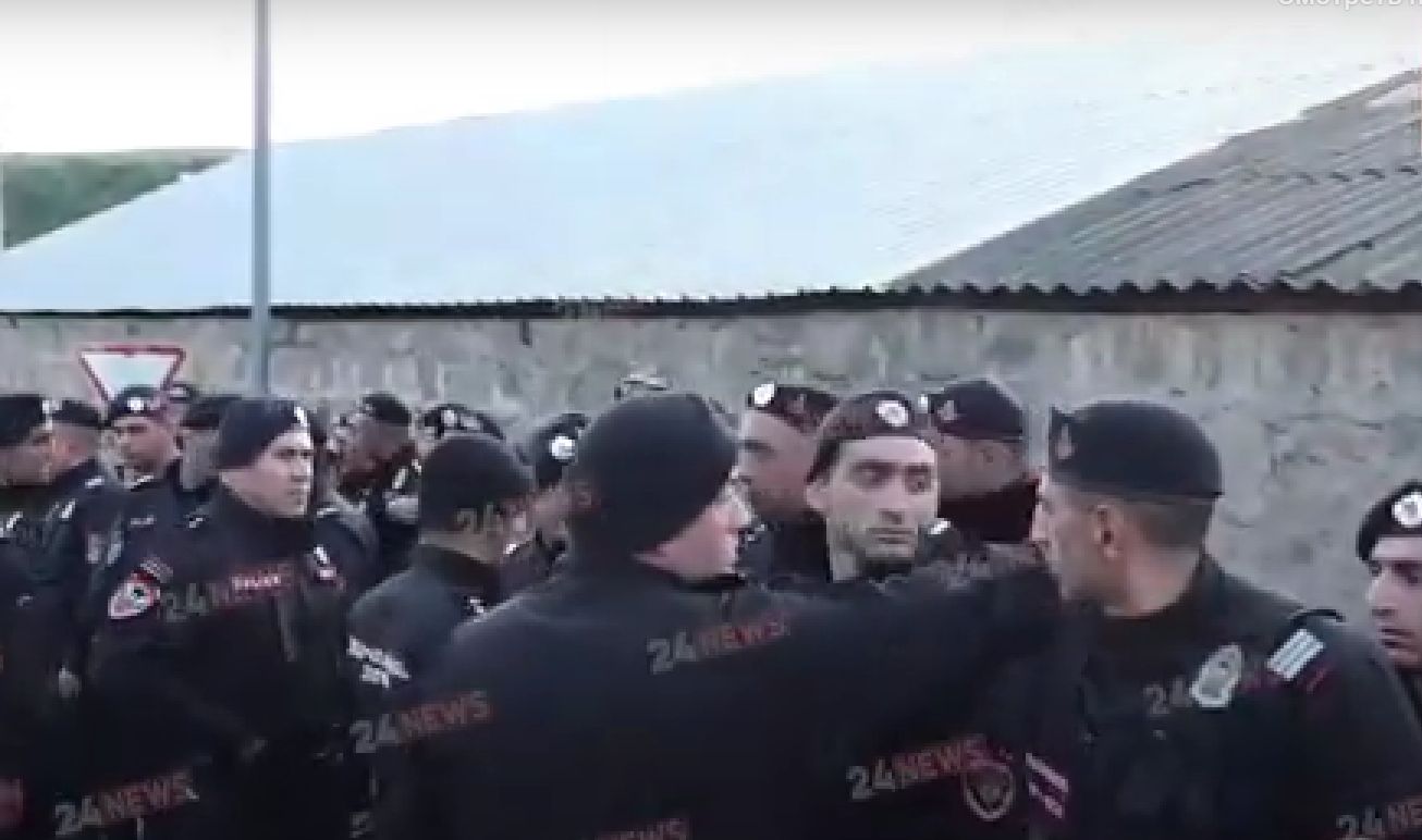 Տասնյակ ոստիկաններ պատ են կազմել, արգելում են փակել Բագրատաշենի ճանապարհը (տեսանյութ)
