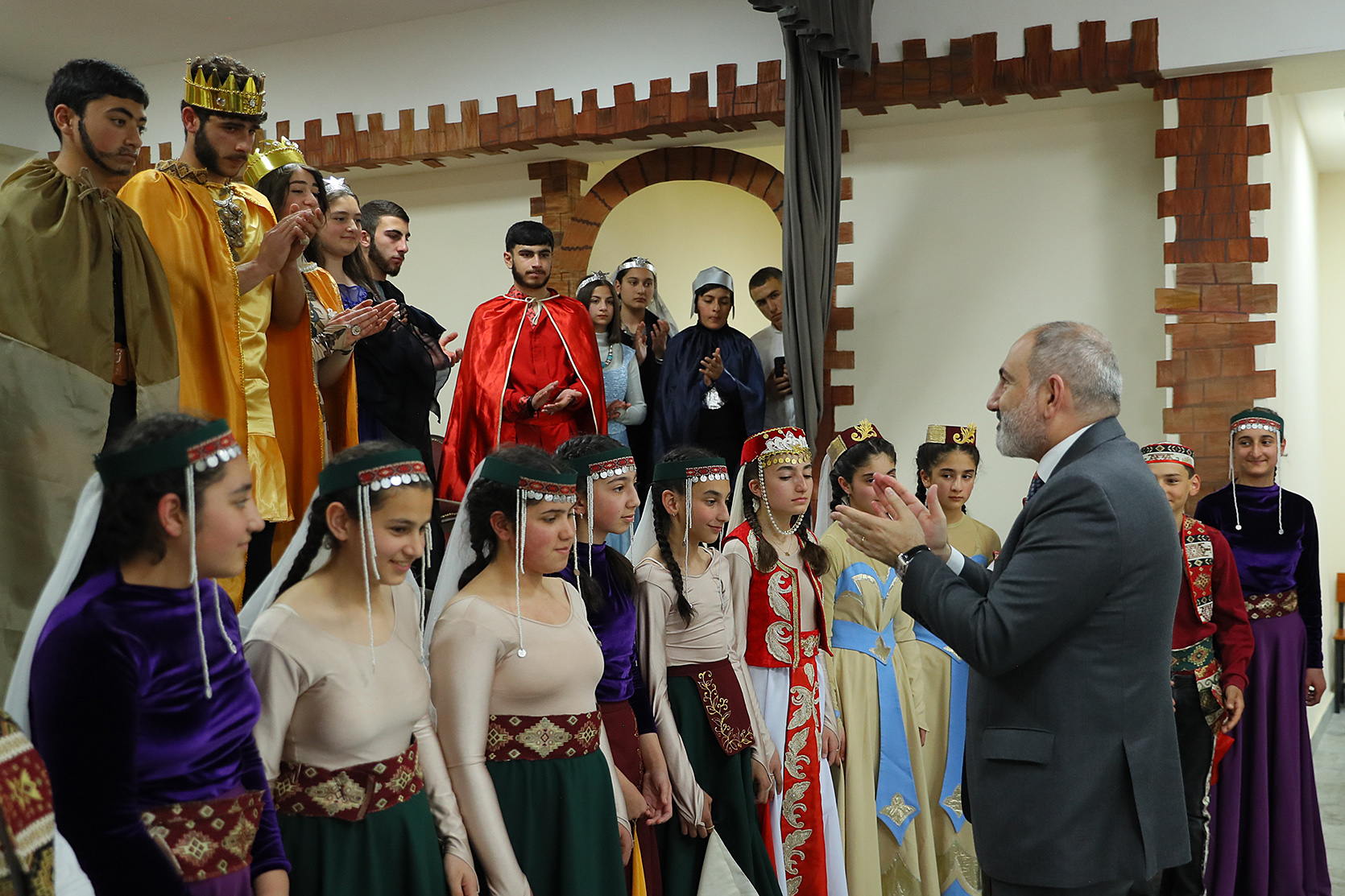 Վարչապետը Զառի միջնակարգ դպրոցի աշակերտների հրավերով ներկա է գտնվել «Պապ թագավոր» ներկայացմանը