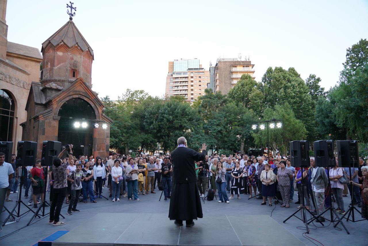 Վտանգը կախված է թե՛ Ջերմուկի, թե՛ պետության գլխին. Բագրատ Սրբազան
